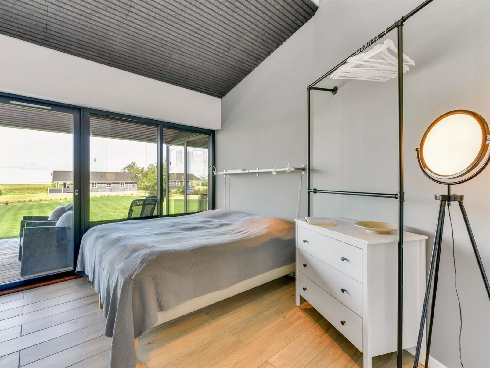 "Emilie" - 250m to the fjord-Binnen