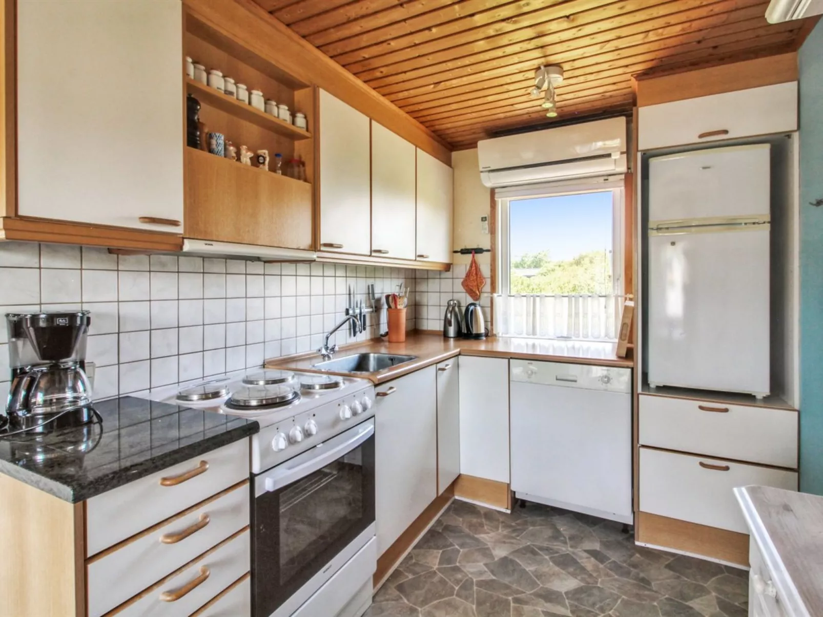 "Veijo" - 800m from the sea-Binnen