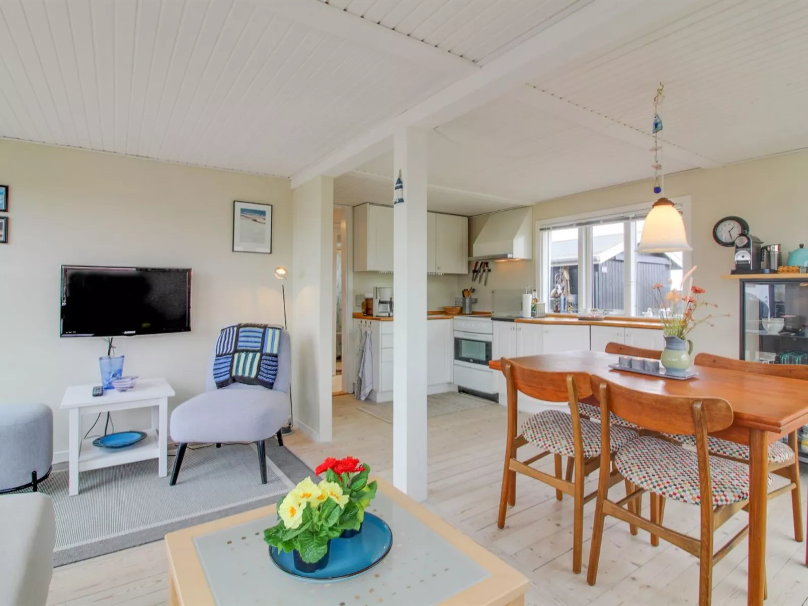 "Edvia" - 300m from the sea-Binnen