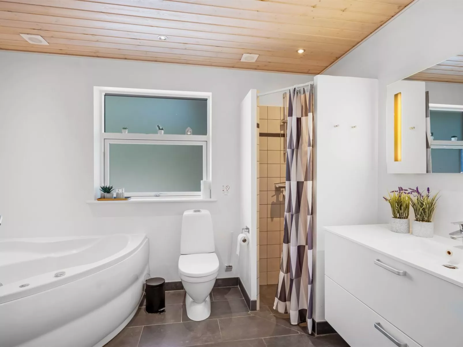 "Ahto" - 600m to the fjord-Binnen