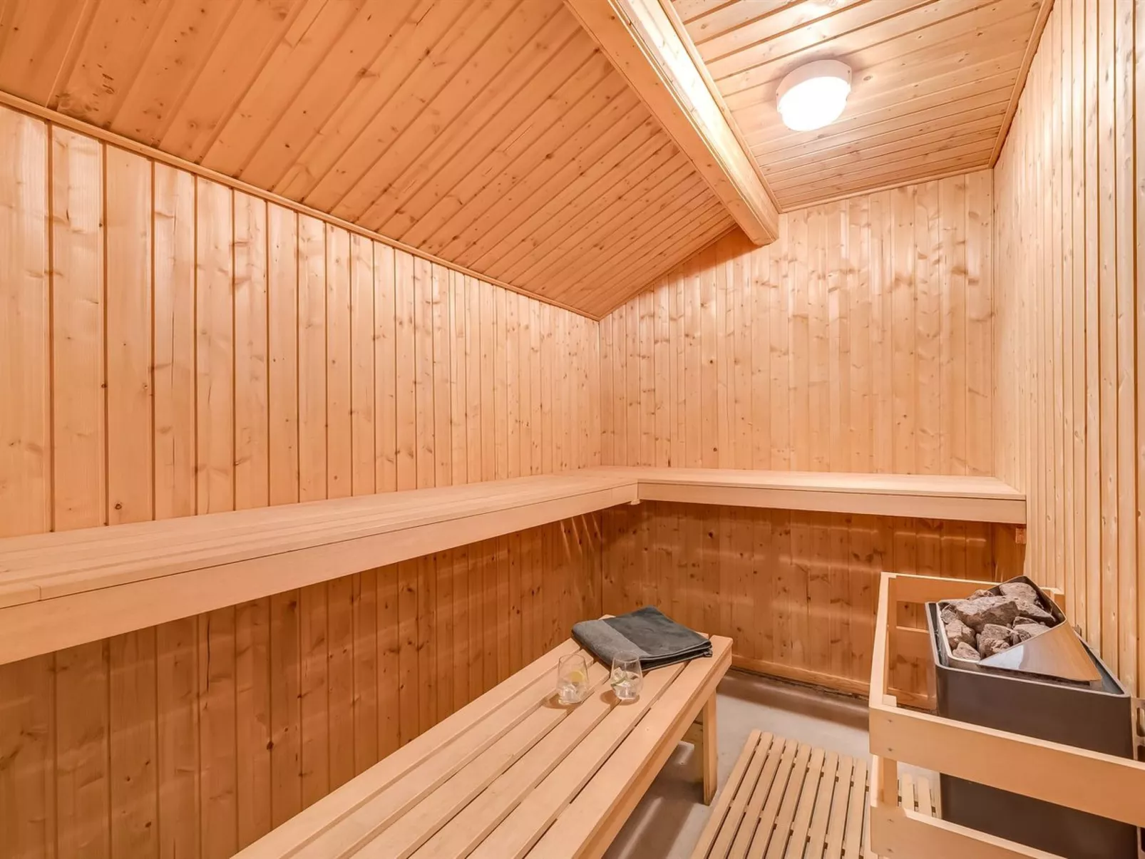 "Tian" - 400m to the fjord-Binnen