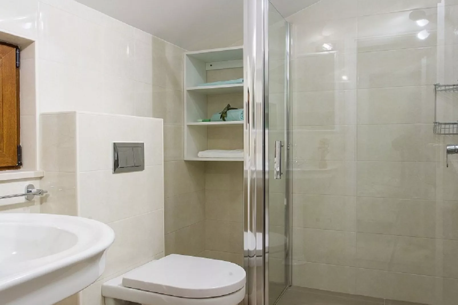 Villa Falcon Rook - Four-Bedroom Villa with Terrace and Swimming Pool-Badkamer