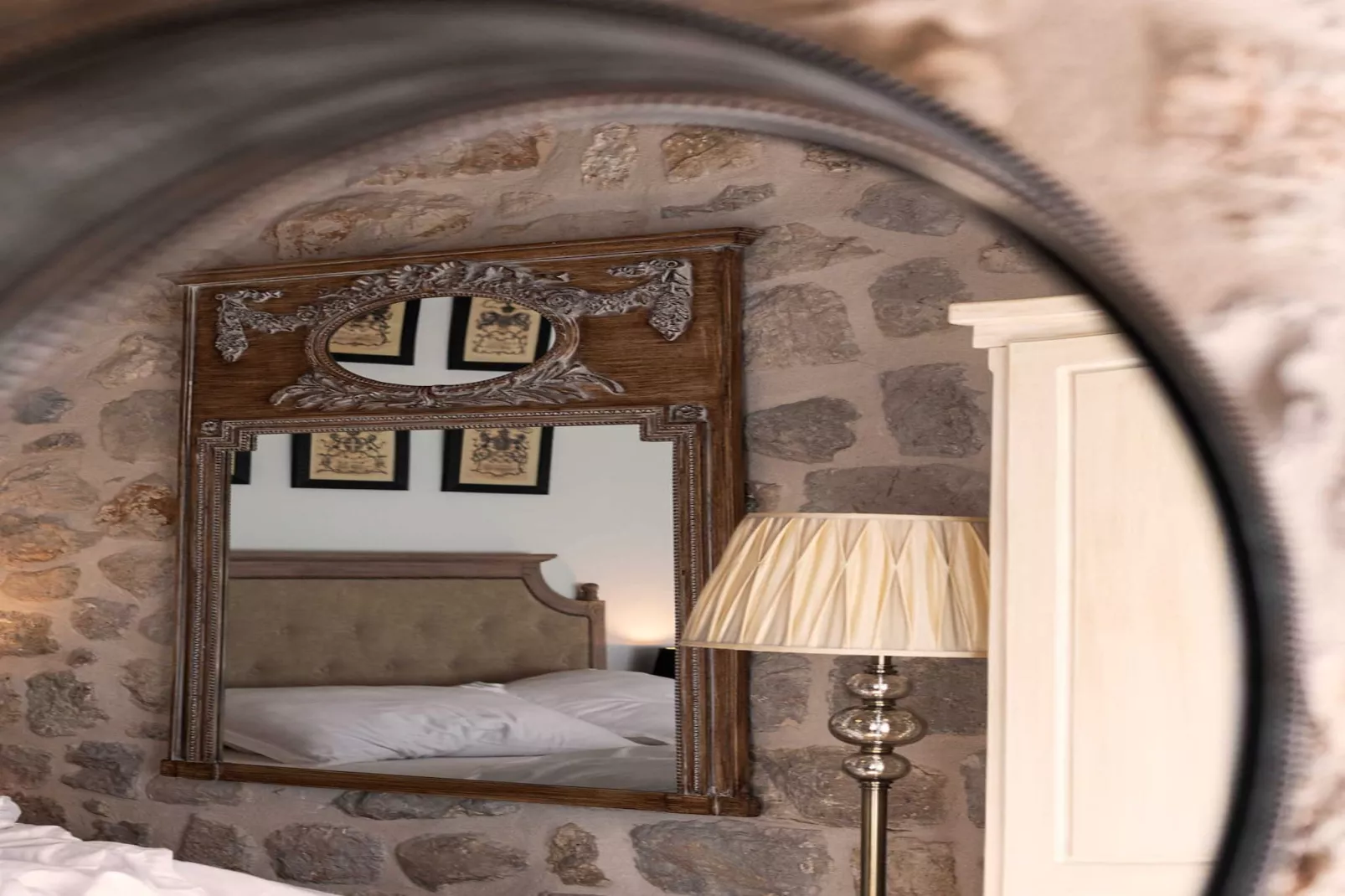 Vivaldi - Deluxe Double Room with Side City View (S3)-Binnen