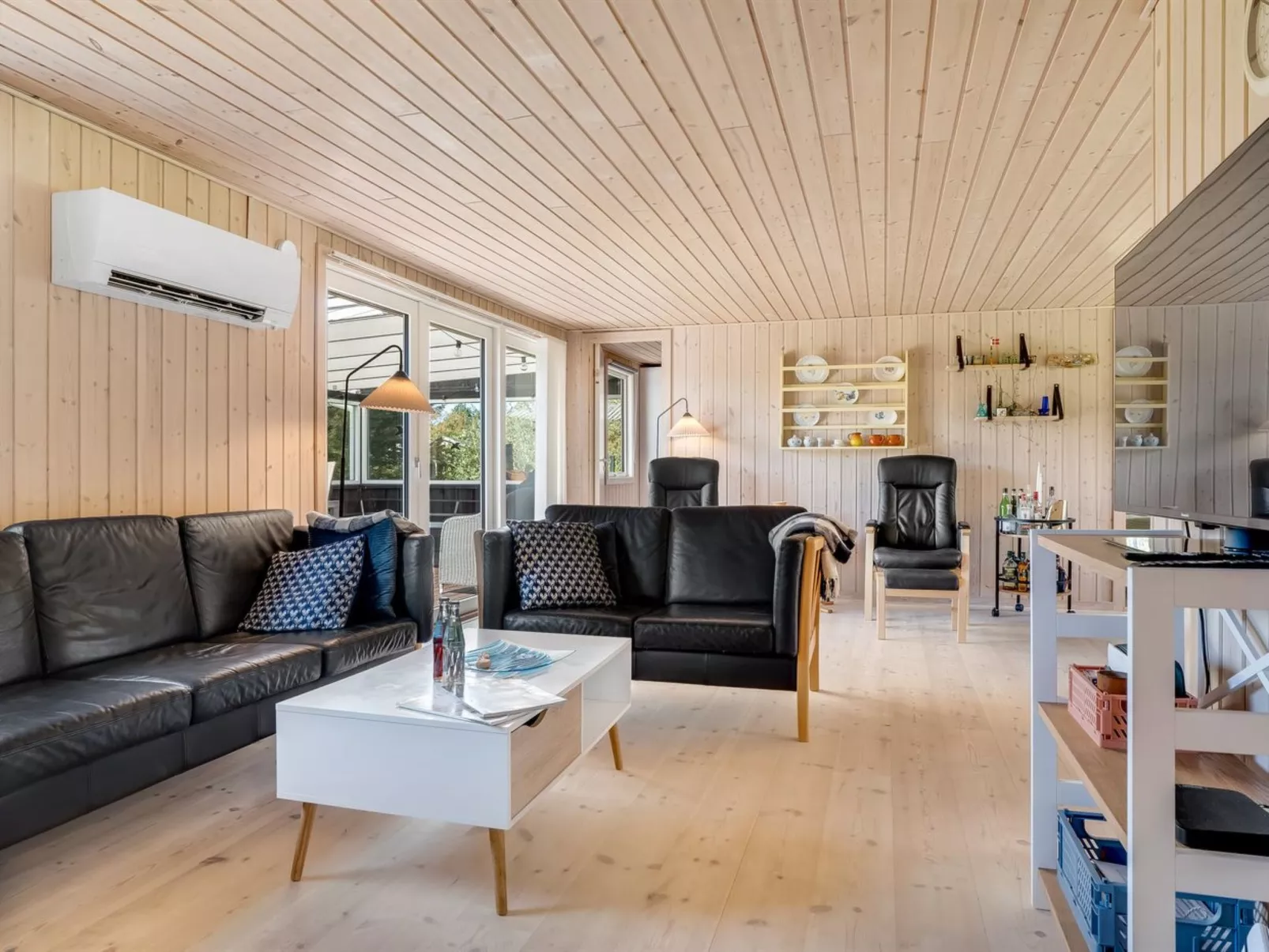 "Rajna" - 500m to the fjord-Binnen