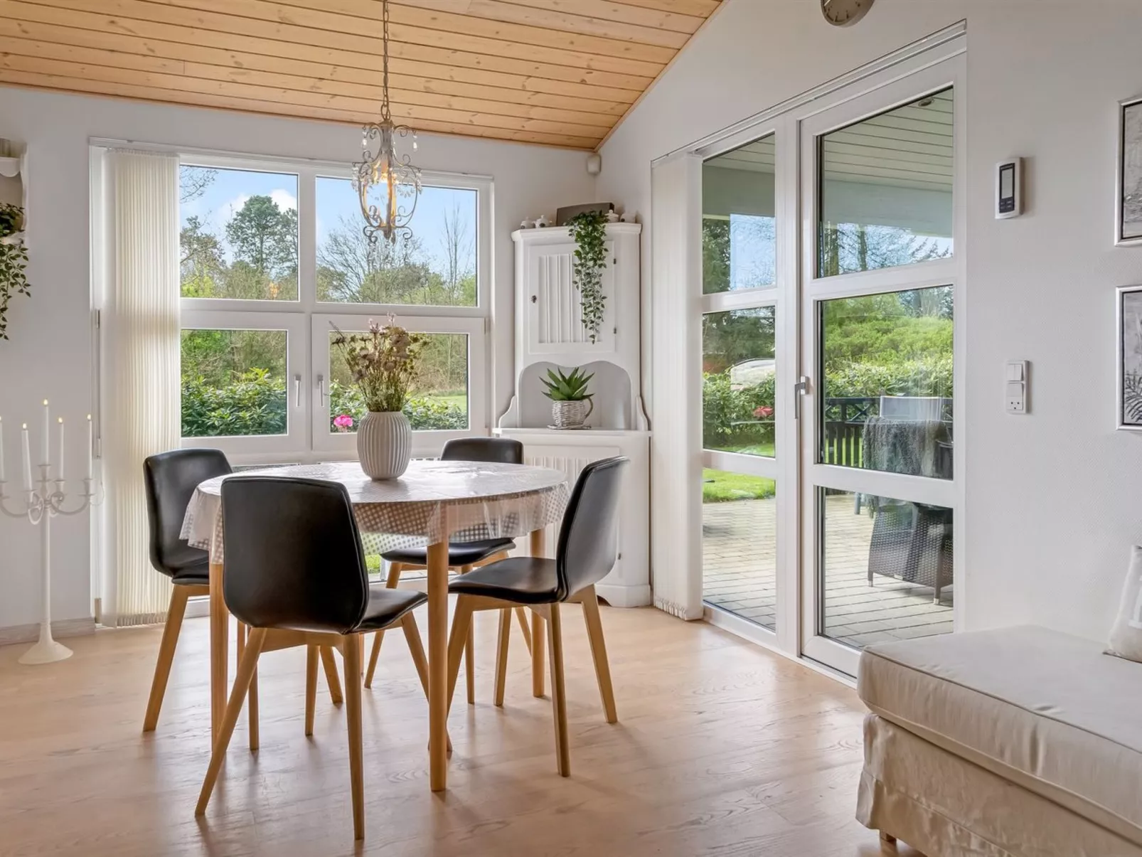 "Maunu" -  from the sea-Binnen