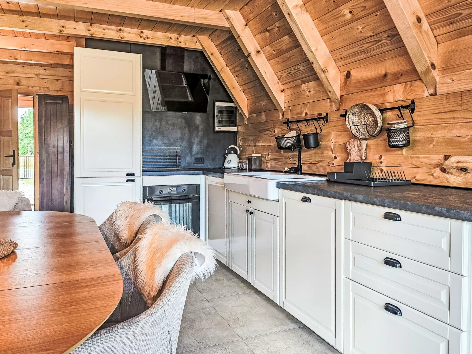 Tomina Koliba Lika-Buiten