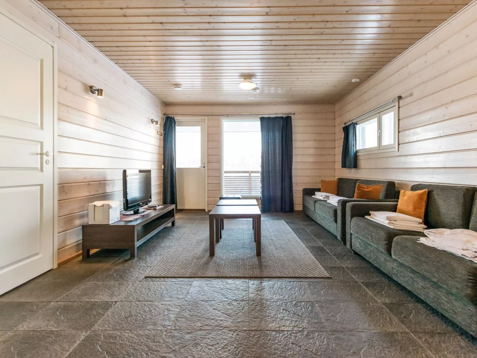 Hallan karhu c, paritalo-Binnen