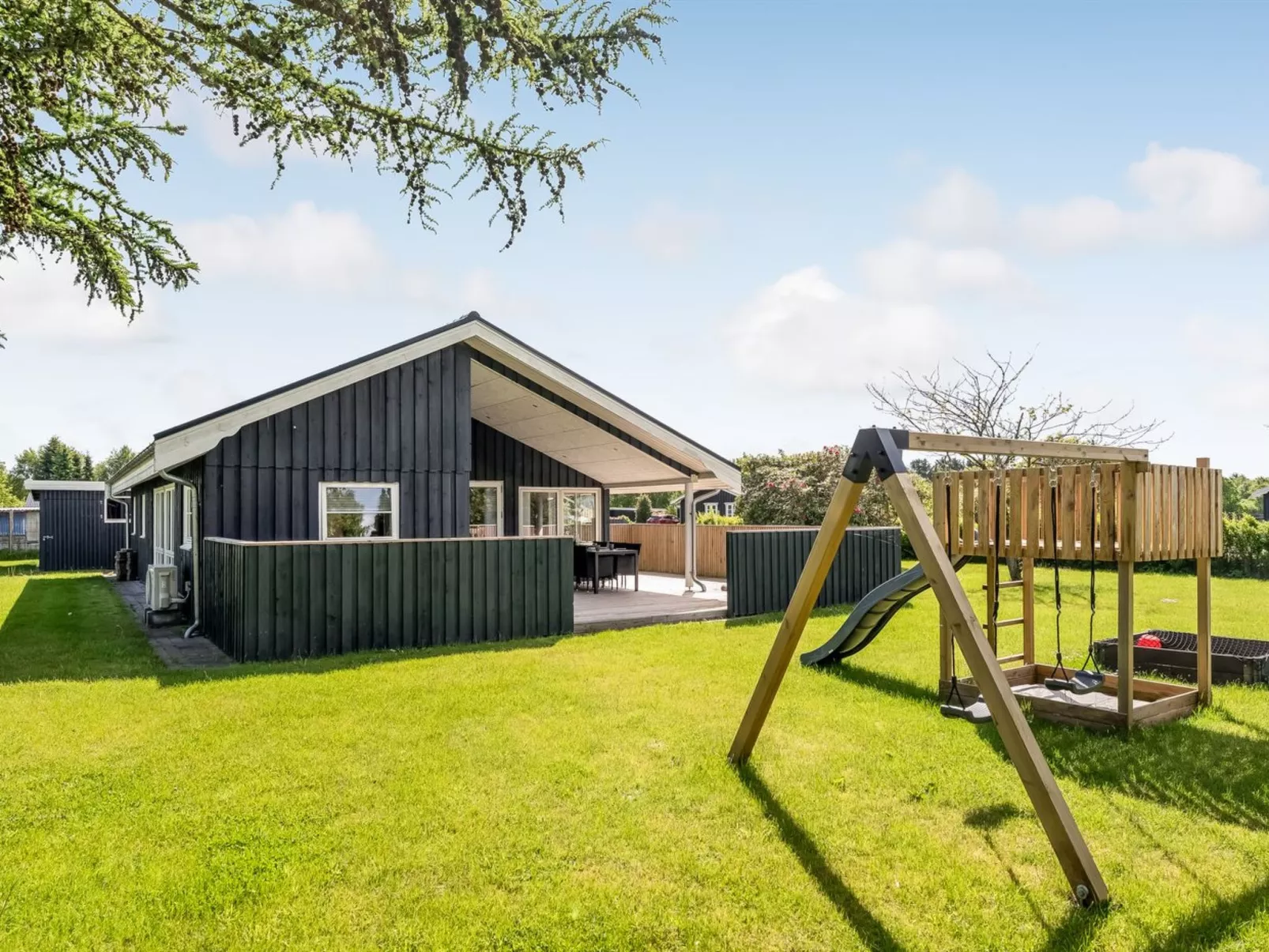 "Ebertine" - 740m to the fjord-Buiten