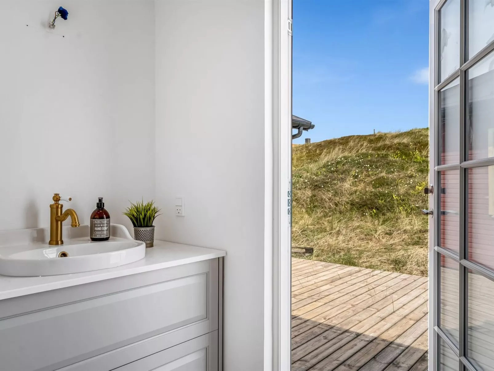 "Thine" - 250m from the sea-Binnen