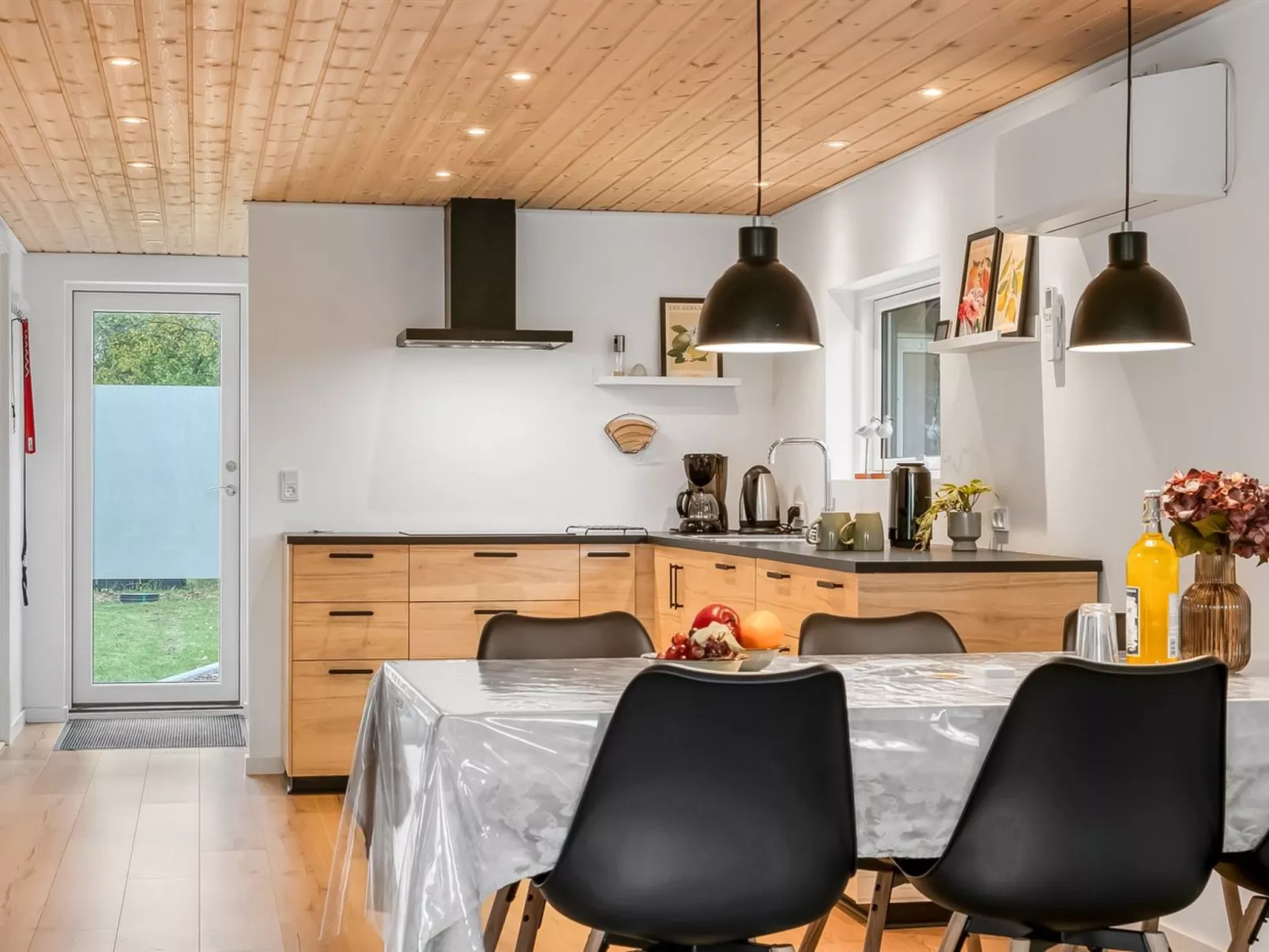 "Silvia" -  from the sea-Binnen