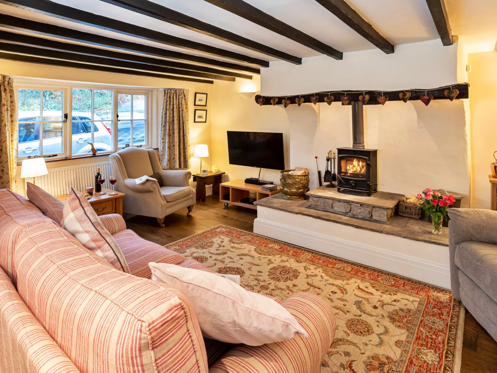 Two Storrs Cottages-Binnen