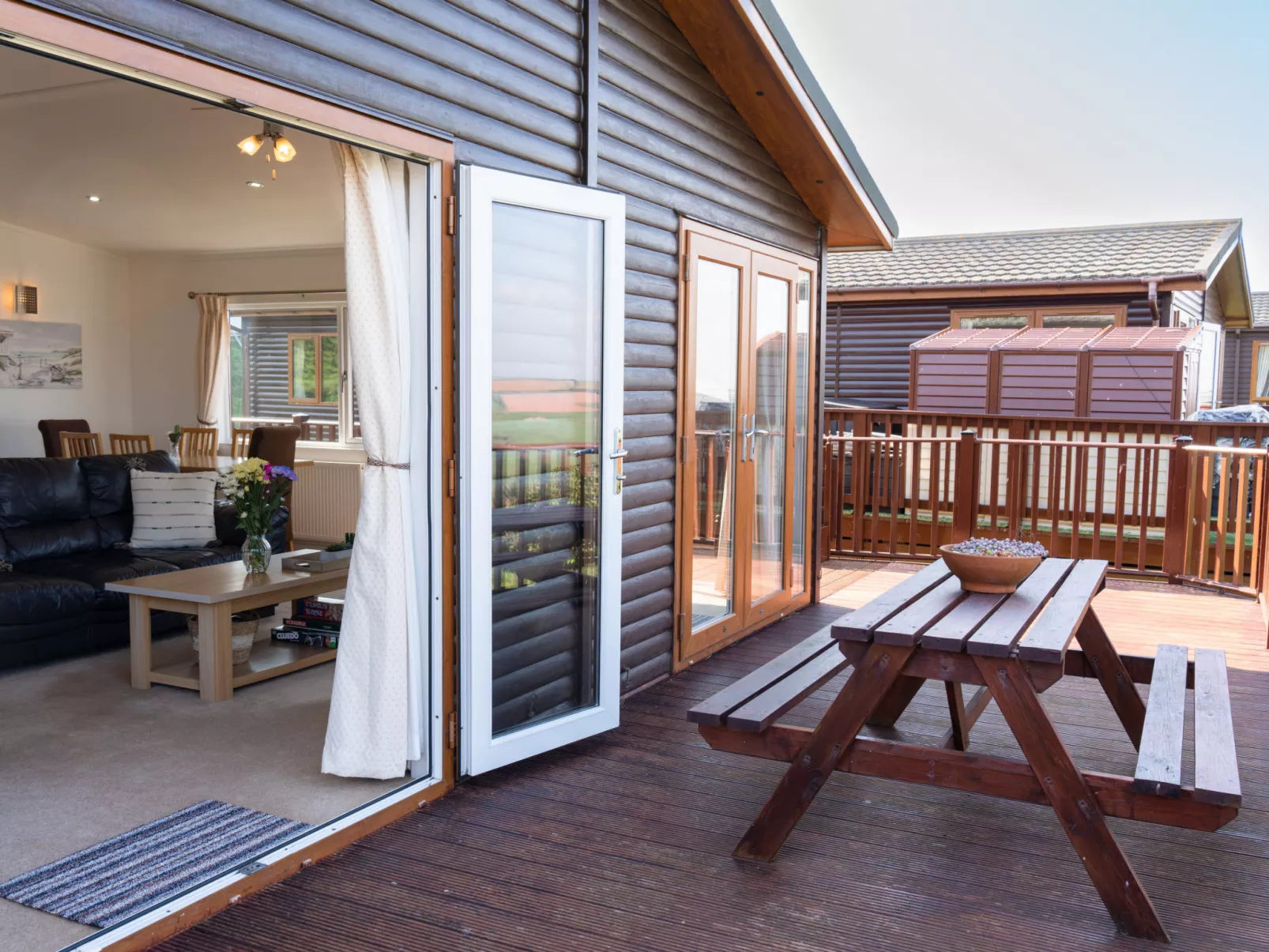 Serendipity Lodge-Buiten