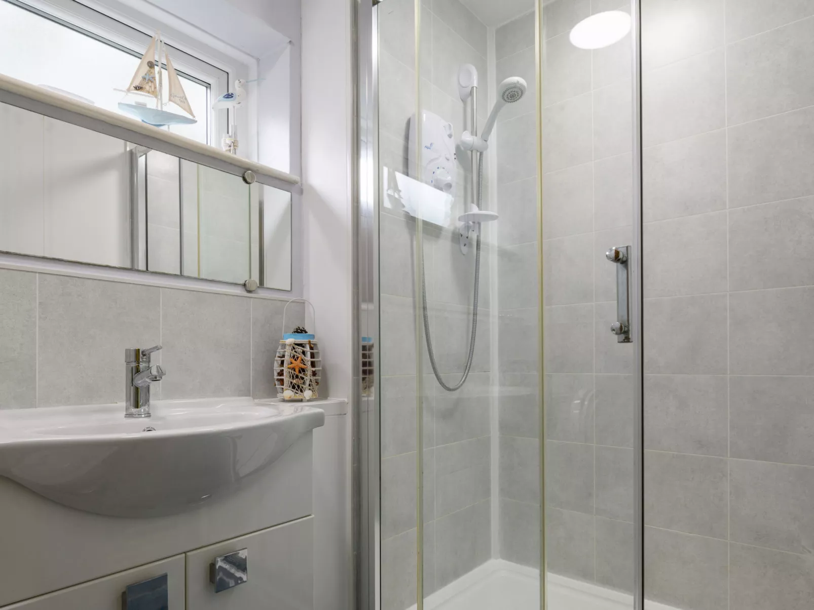 Golygfa o'r Castell - Castle Views-Binnen