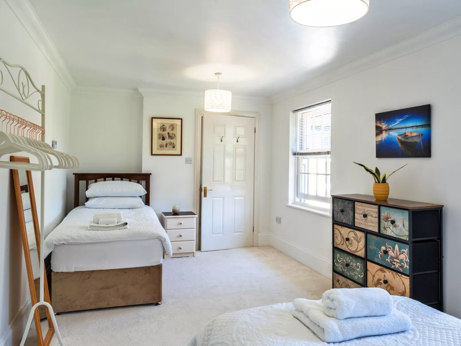 Nicely Tucked Away Cottage-Binnen