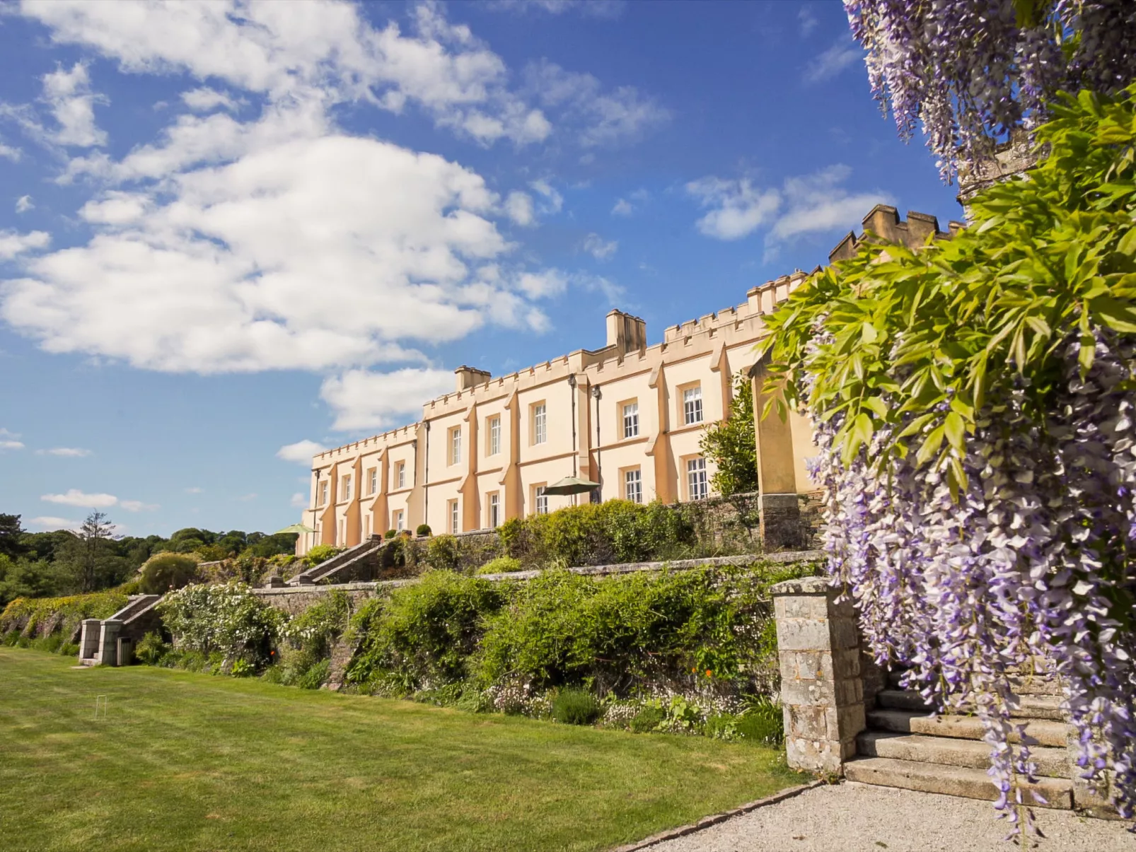 Historic Castle on River Tamar-Buiten