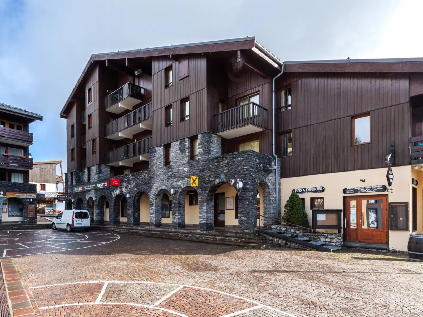 LES ARCADES A-Buiten