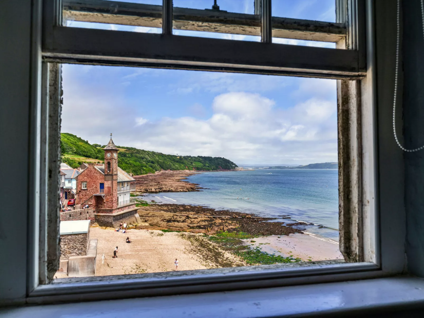 April Cottage-Binnen