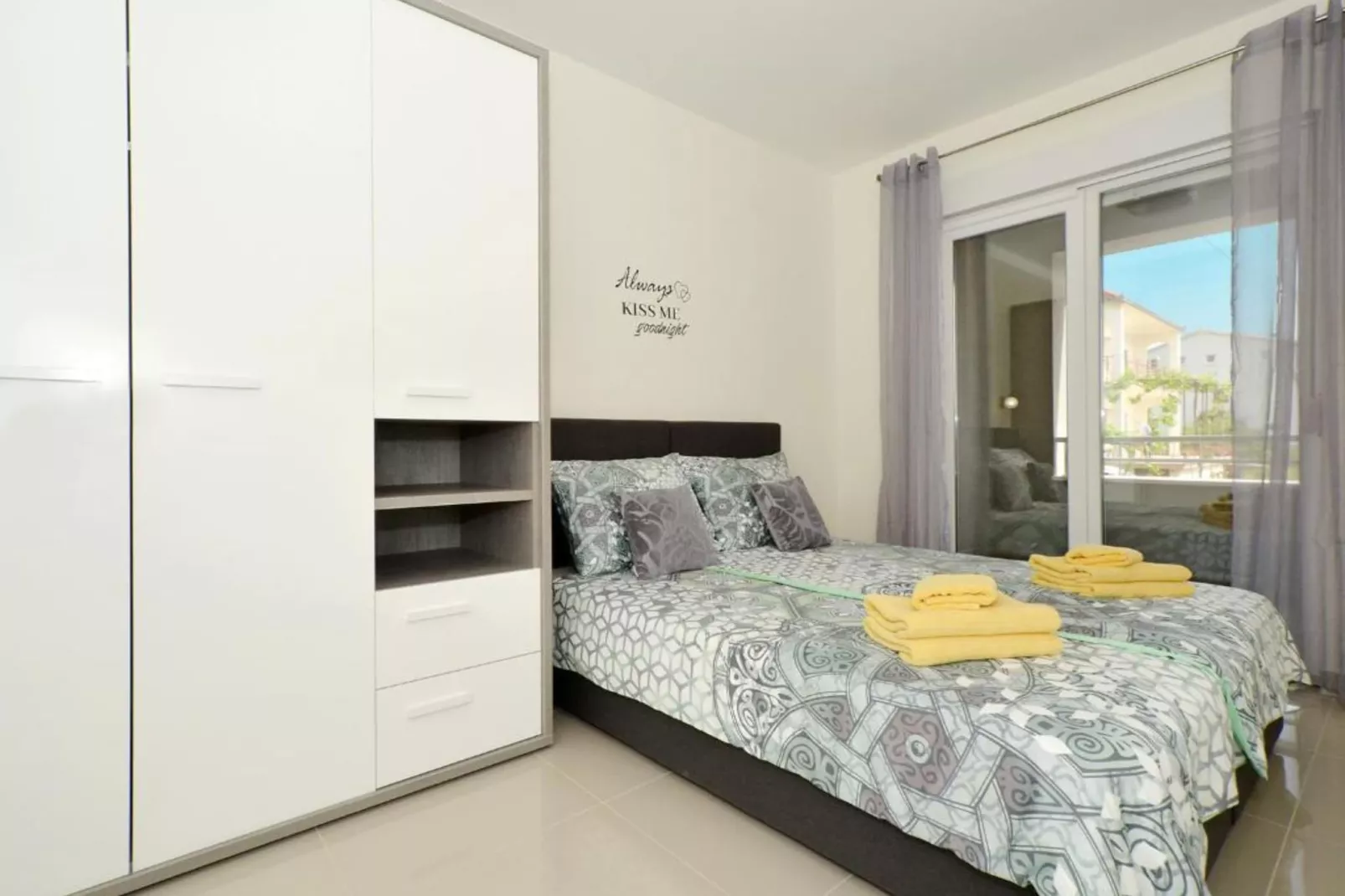 Apartment Sunshine Trogir - Three Bedroom Apartment with Balcony-Slaapkamer