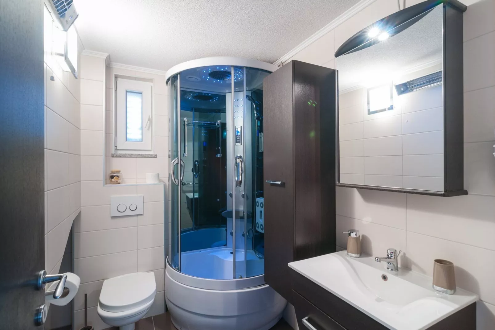 Five-Bedroom Home-Badkamer