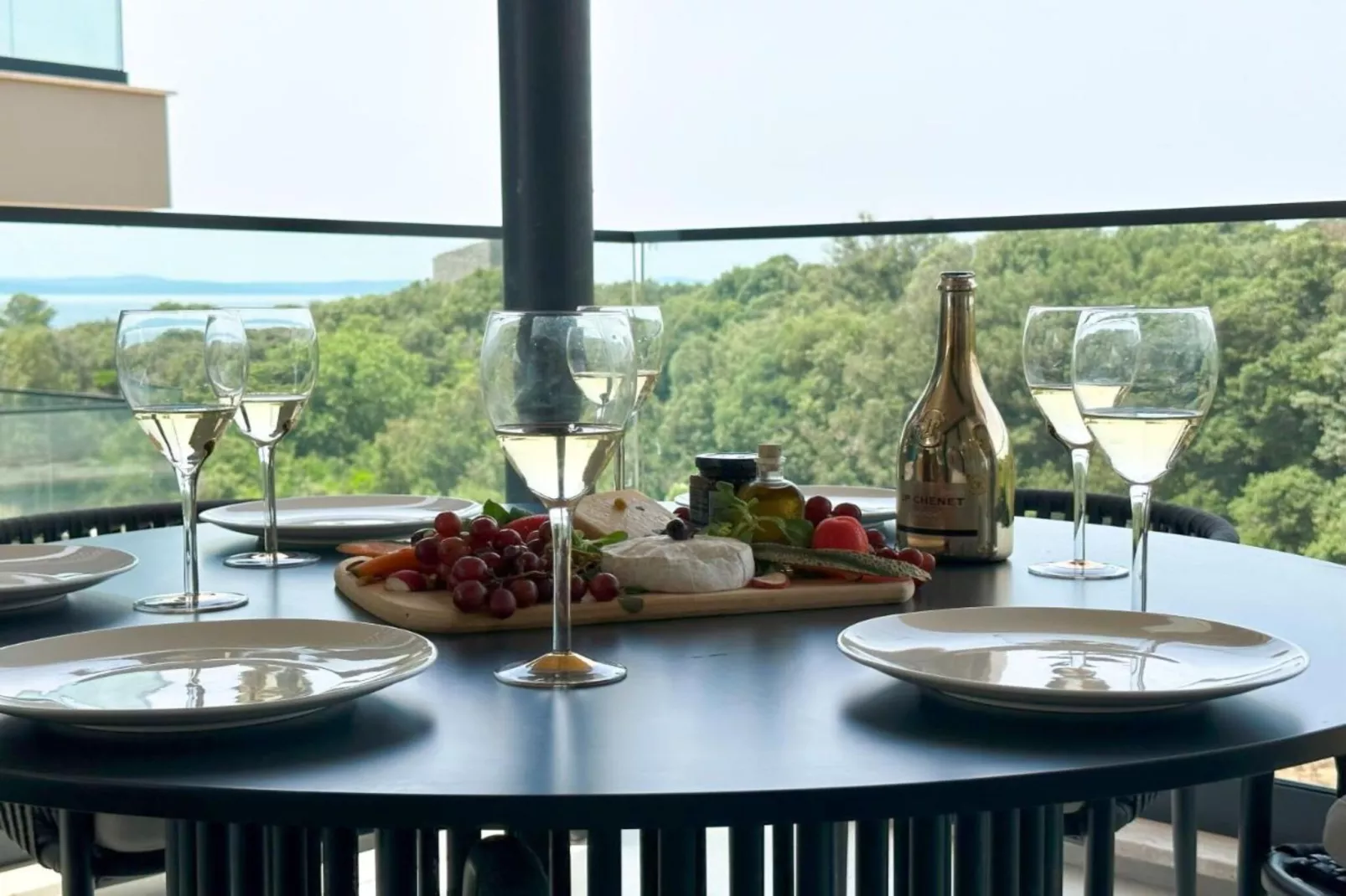 Leonarda Waterfront Residences- Three-Bedroom Penthouse  (The Riviera Three) -S3-Eetkamer