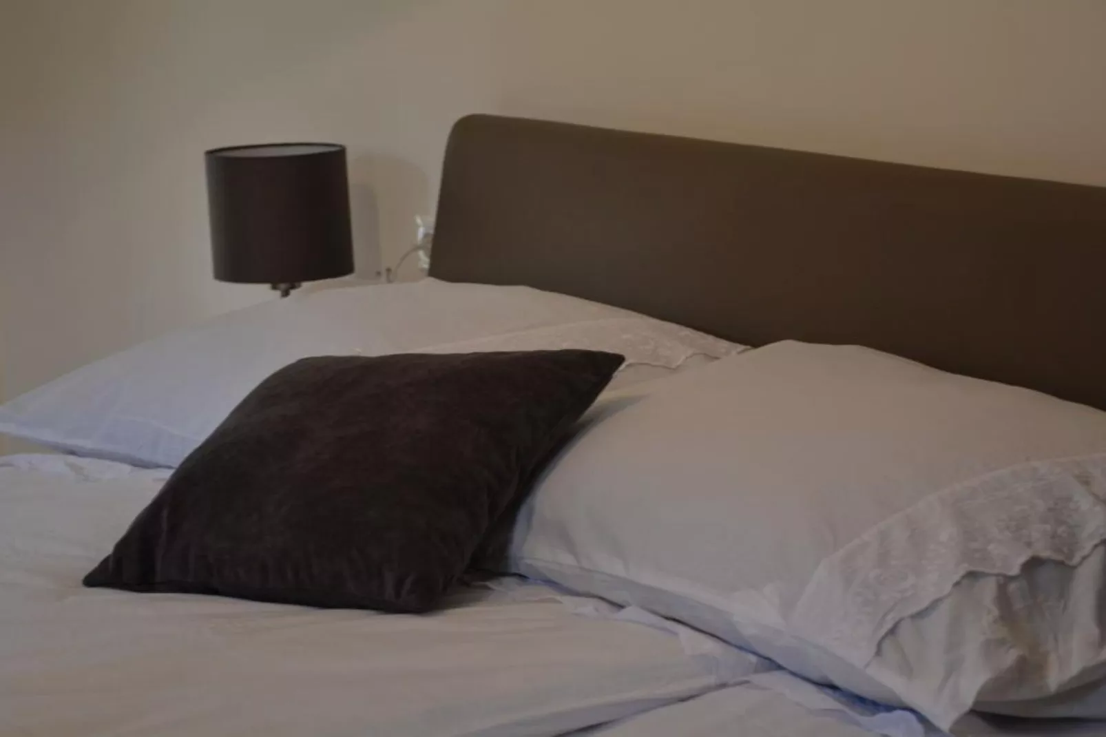 Zevnik Quiet Retreat with Stunning Views and Equestrian Activities - Standard One Bedroom Apartment-Slaapkamer