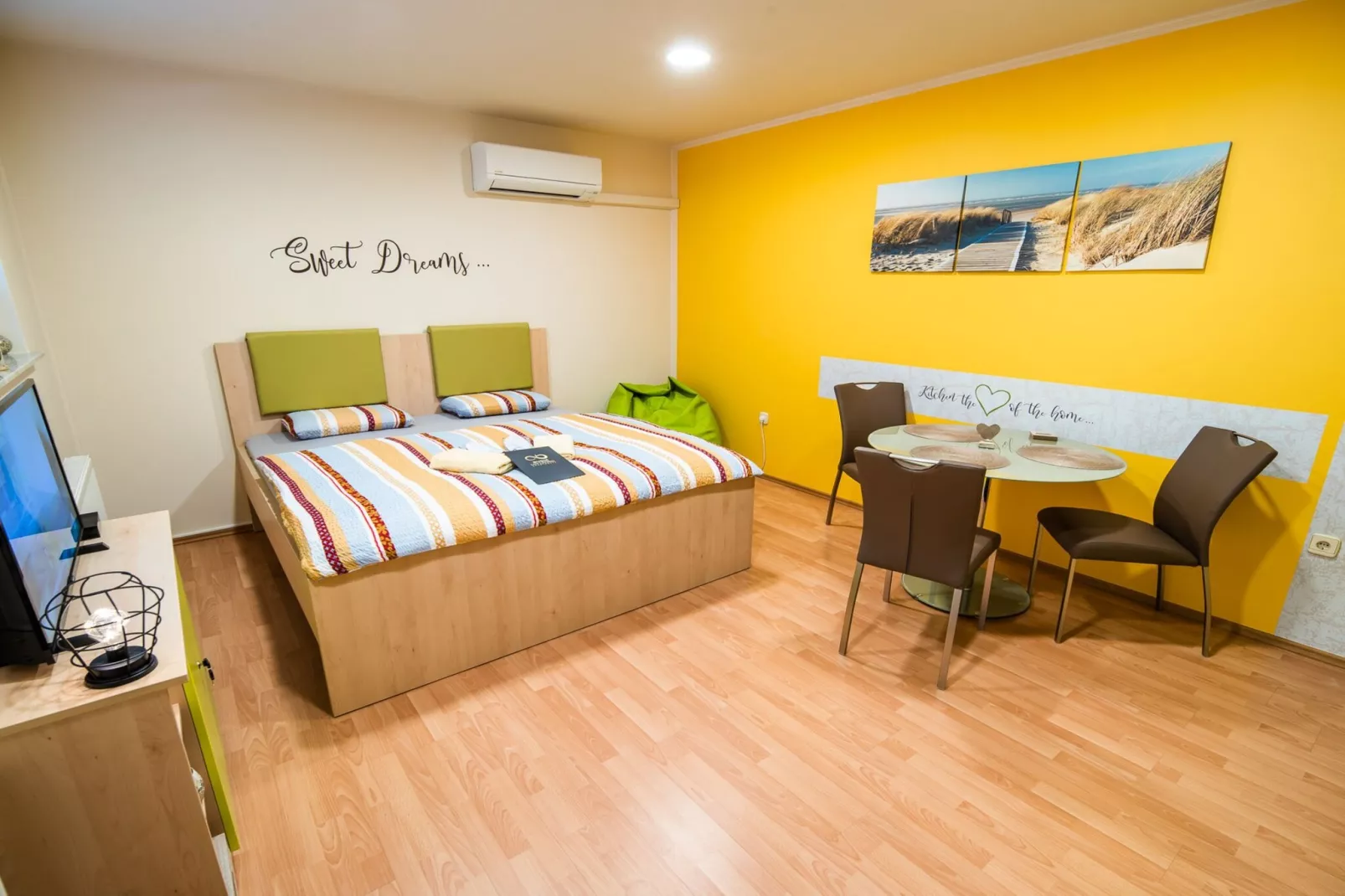 Elegant and Stylish Retreat Apartments with Terrace - Studio Apartment with Terrace-Slaapkamer