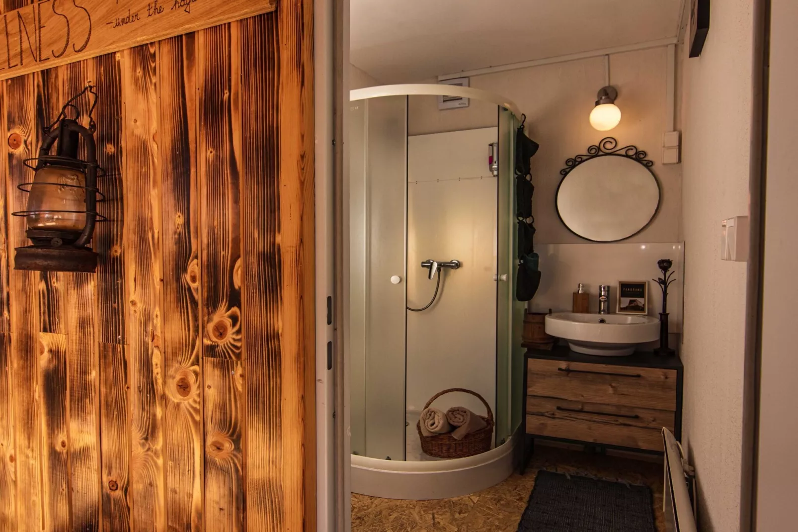 Rustic Refuge Glamping with Hot-Tub and Sauna - Double room with Terrace-Badkamer