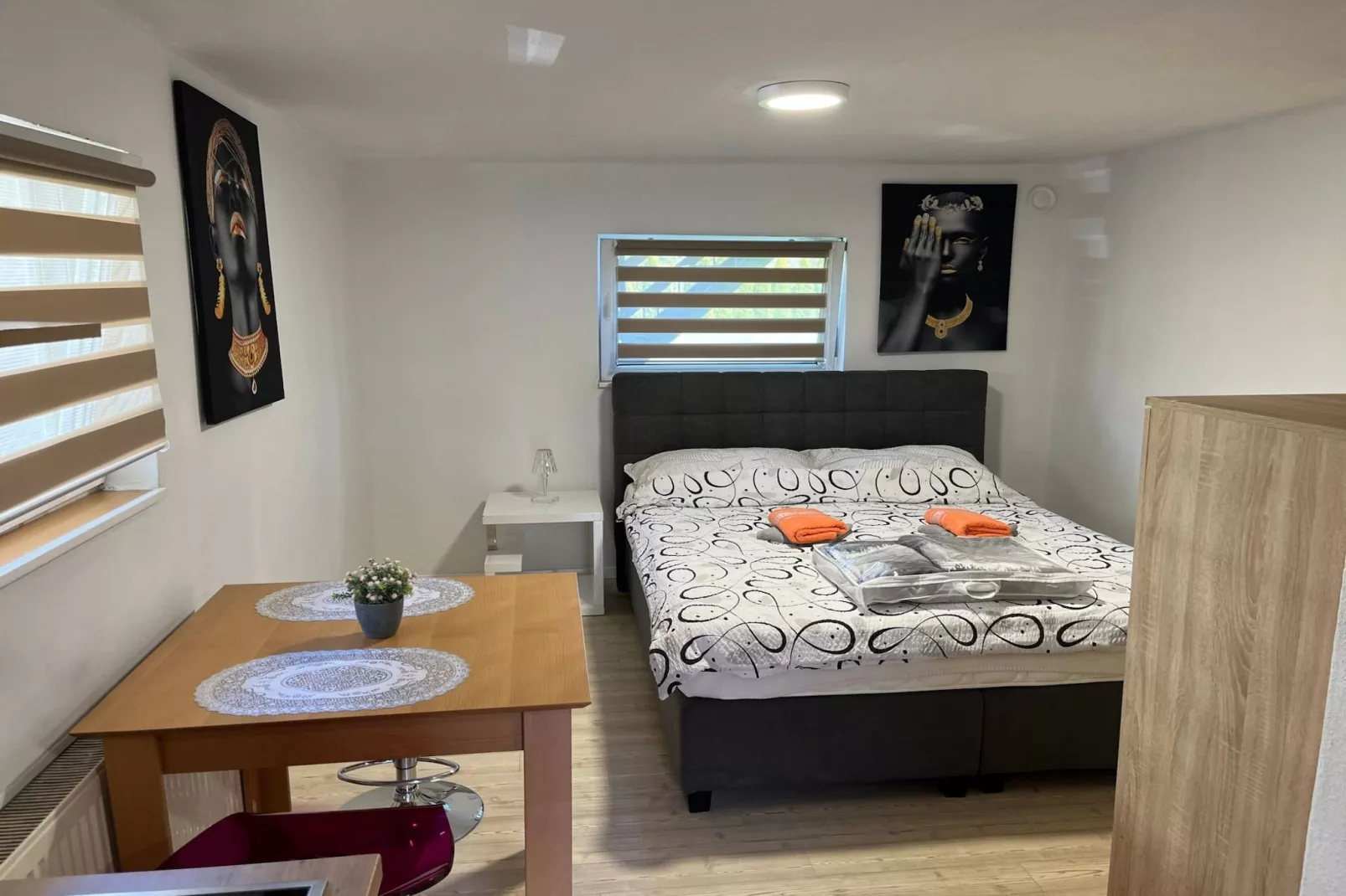 Meadow Tranquil Apartments with Evergreen Garden - Studio Apartment-Slaapkamer