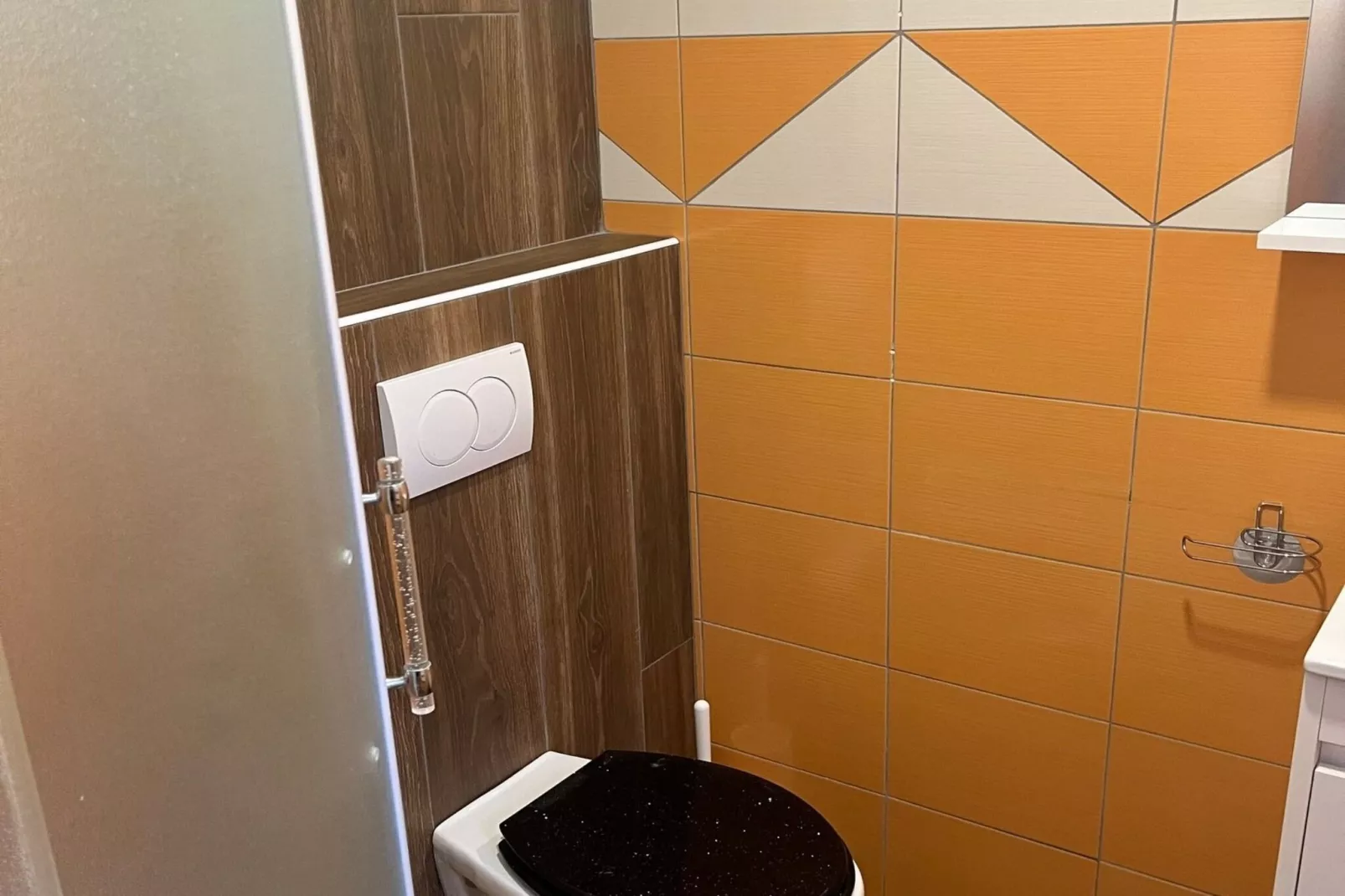 Meadow Tranquil Apartments with Evergreen Garden - Two Bedroom Apartment-Badkamer