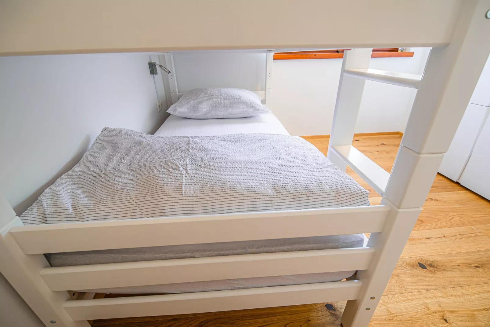 Serene Hollow Holiday Home with Mountain View - Two Bedroom Holiday Home with Mountain View-Slaapkamer