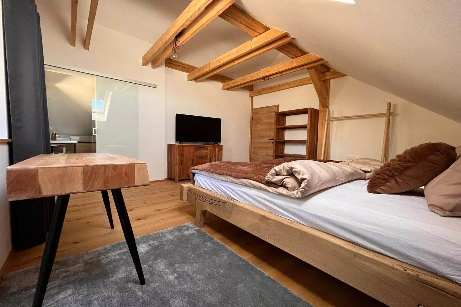 Mountain View Villa with Sauna and Hot-Tub - Three Bedroom Villa with Sauna and Hot-Tub-Slaapkamer