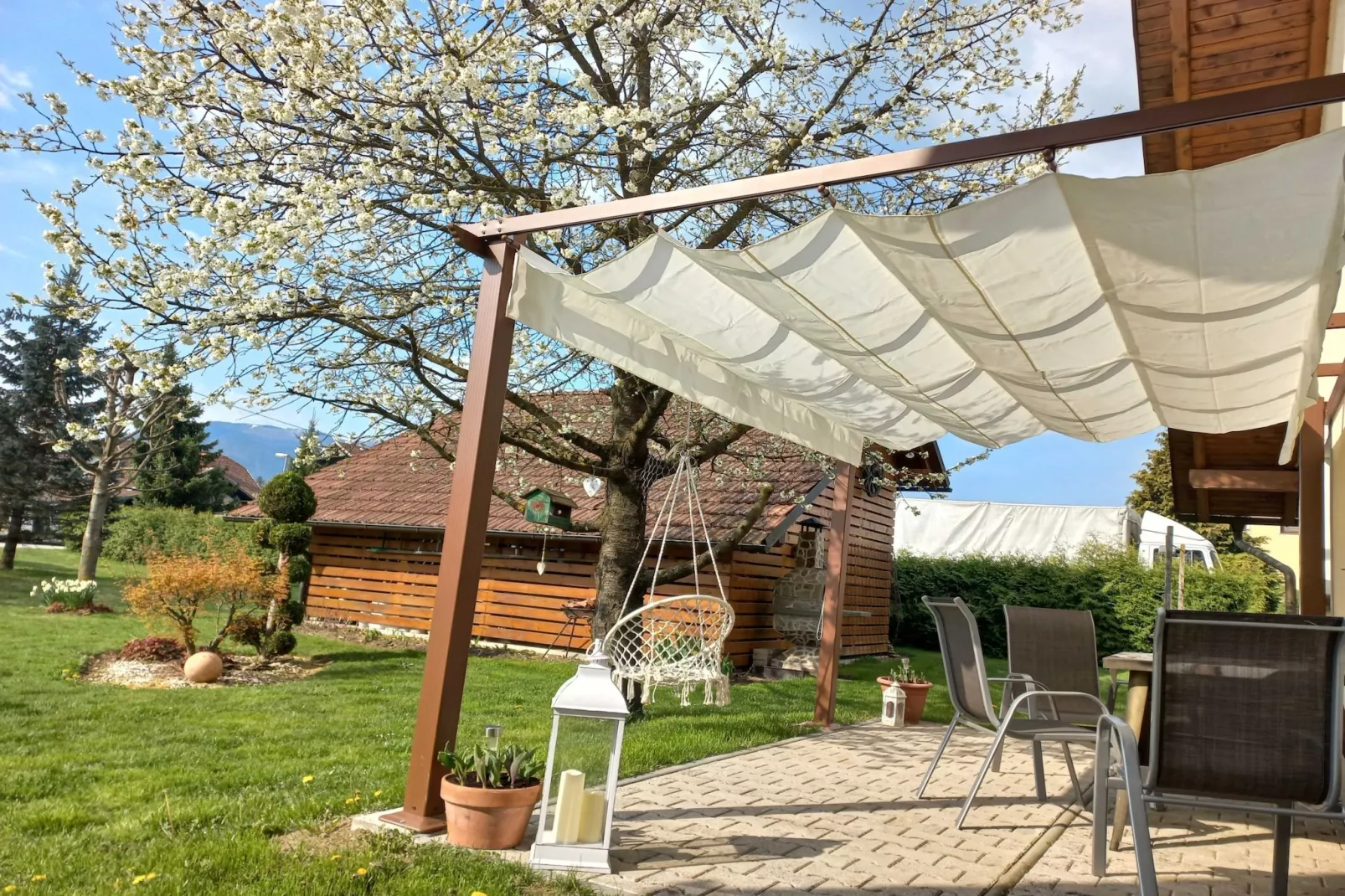 Sunny and Comfortable Apartment with Terrace and Garden - Two Bedroom Apartment with Terrace-Buitenlucht