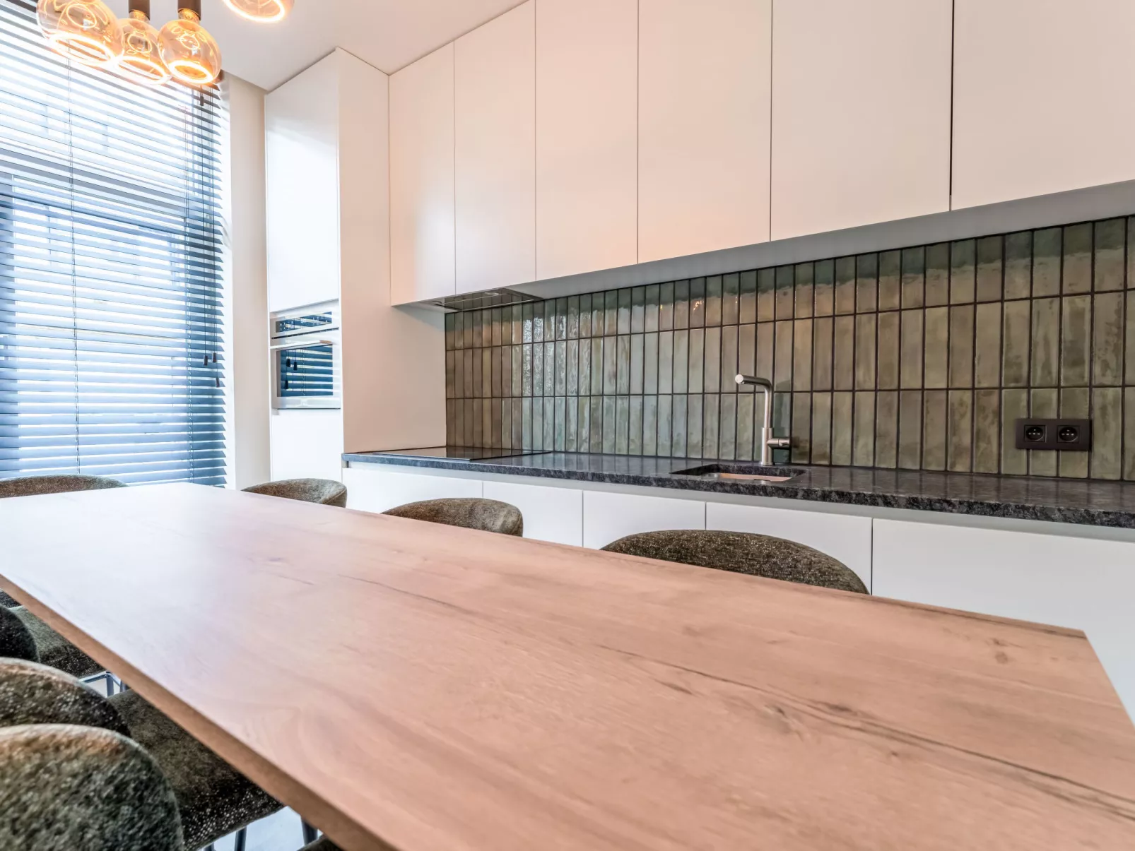 Lili's with terrace-Binnen