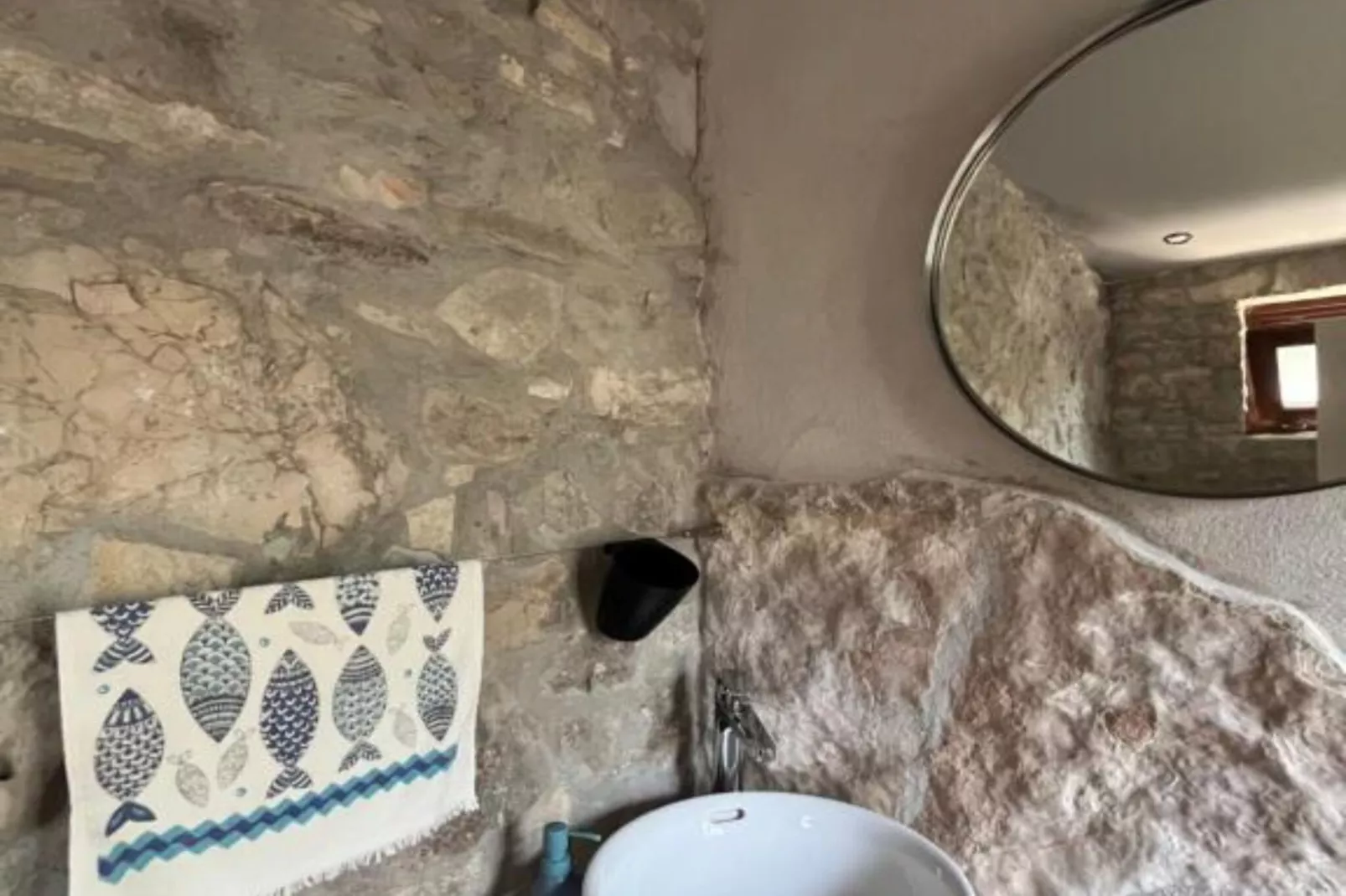 Romantic Stone House and Yard Near Stunning Beach - Two Bedroom Holiday Holiday Home  with  Patio and Terrace-Badkamer