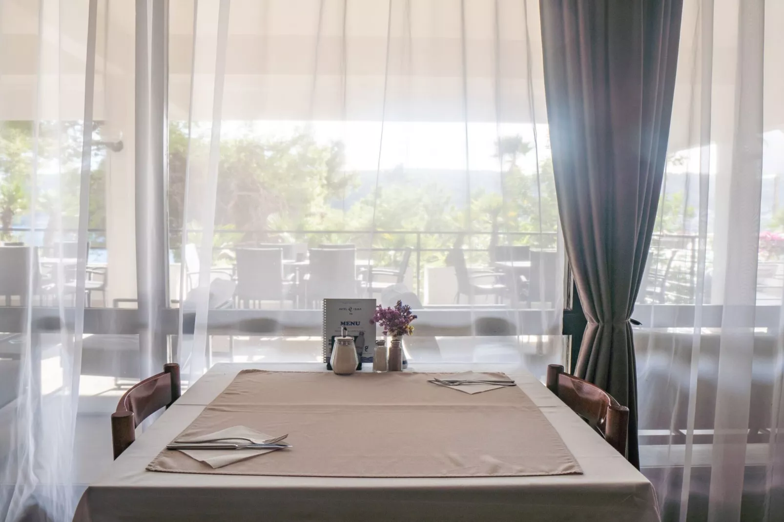 Hotel Issa - Double Room Sea View 6-Eetkamer