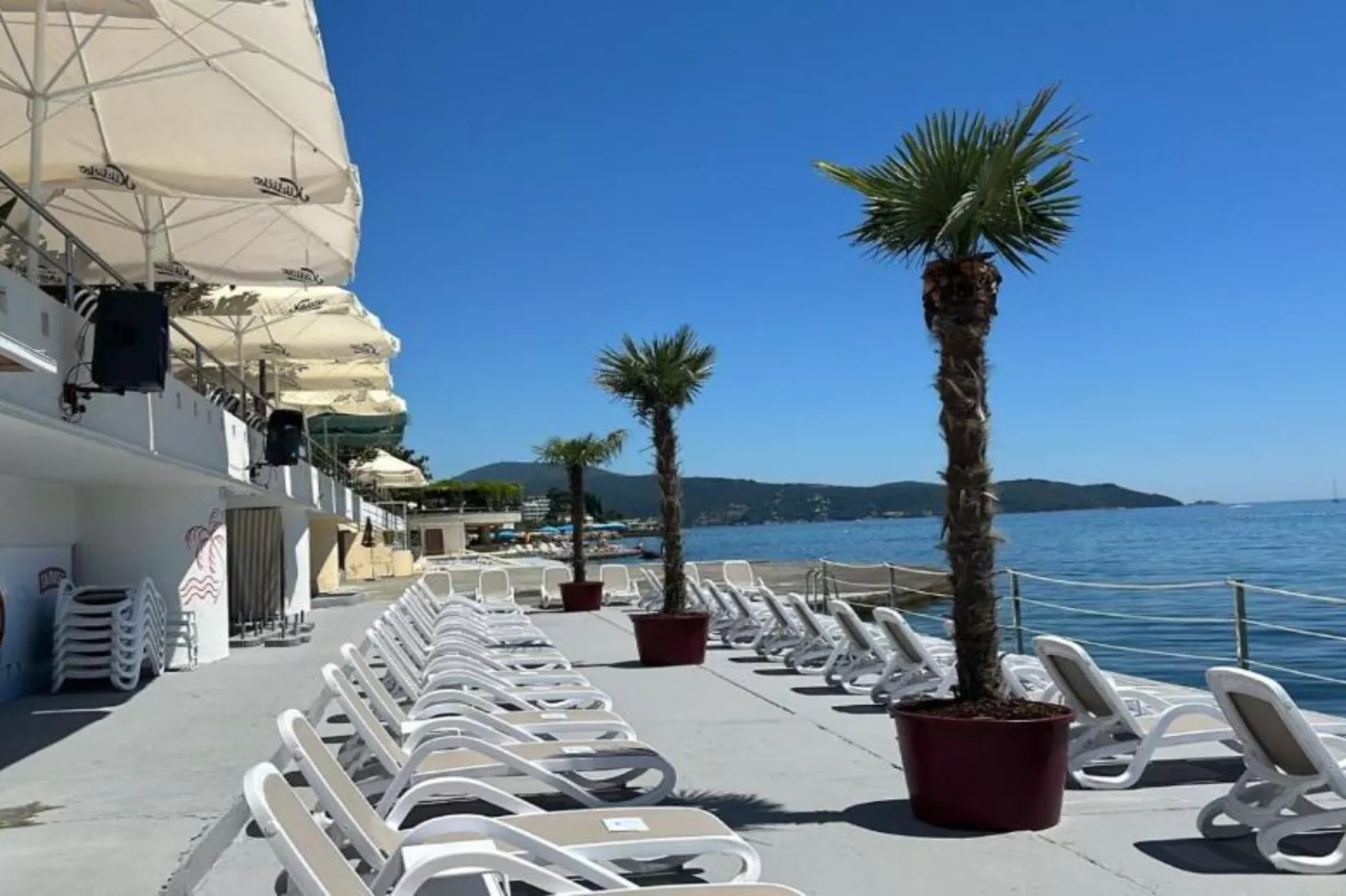 Stunning Beachfront Stay in Herceg Novi -  One Bedroom Apartment B-Buitenlucht
