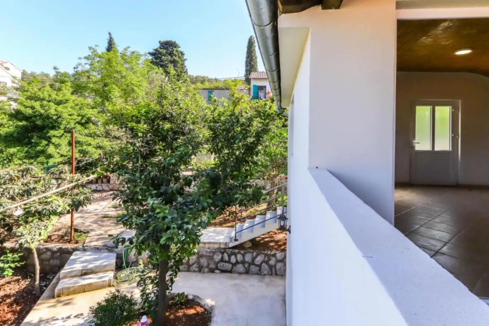 Beachfront Escape – Steps from the Crystal-Clear Sea - One Bedroom Apartment 1-Terrasbalkon