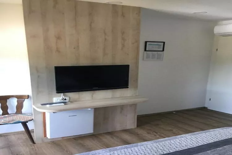 Guesthouse Family Bosnic - Duplex Family Room with Balcony - Gallery - 1-Binnen