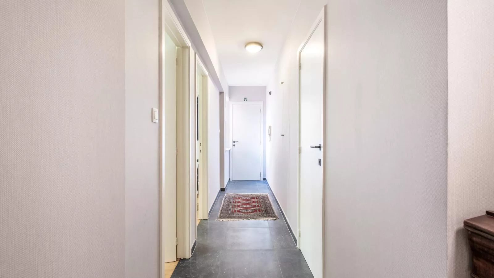 Neva troisième-Overloop