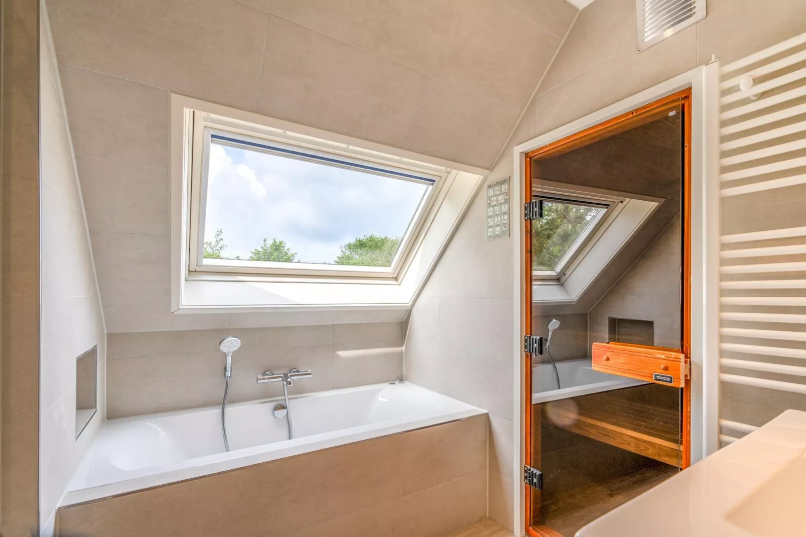 Kamperfoelie 27-Badkamer