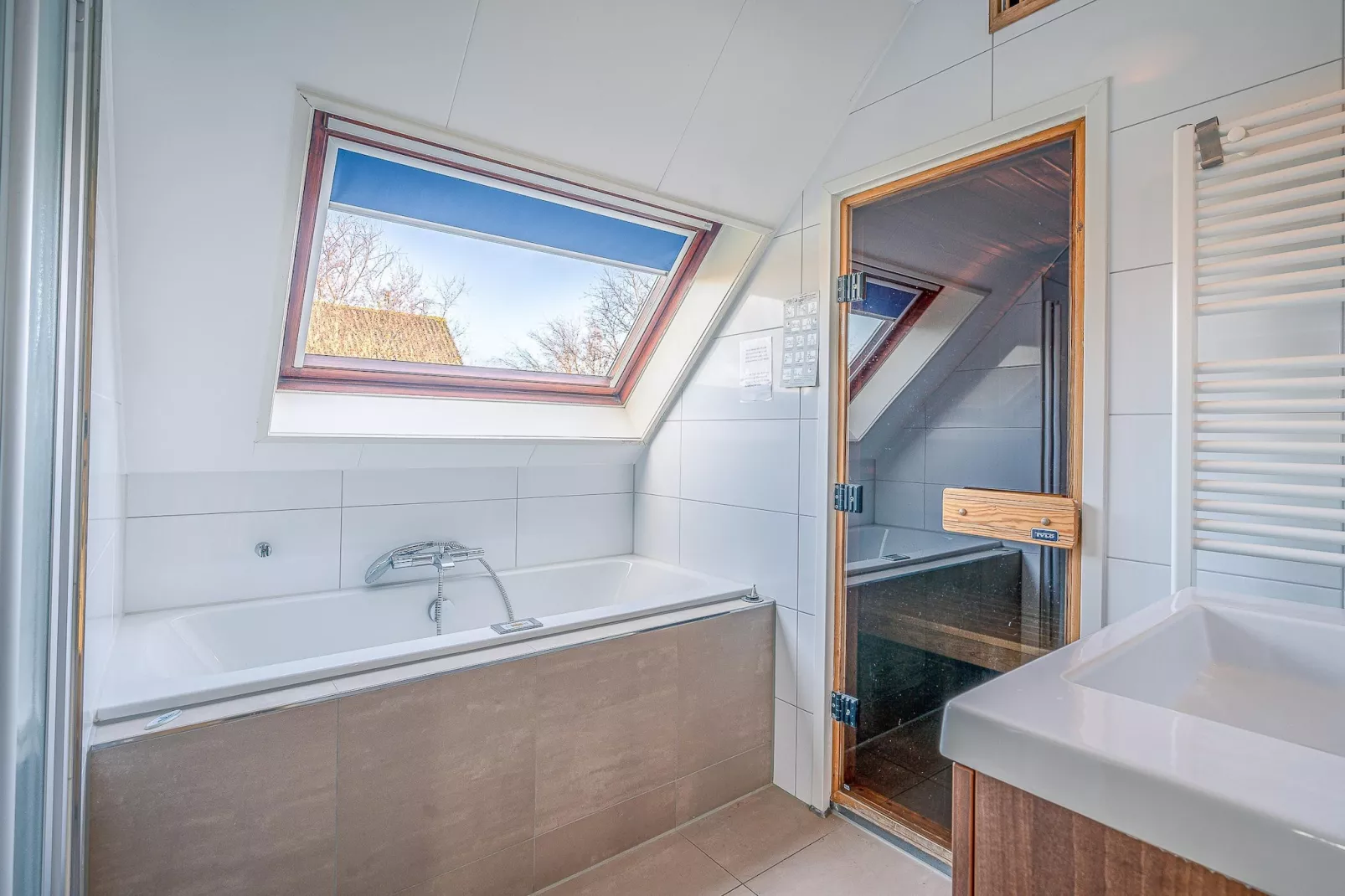 Kamperfoelie 51-Badkamer