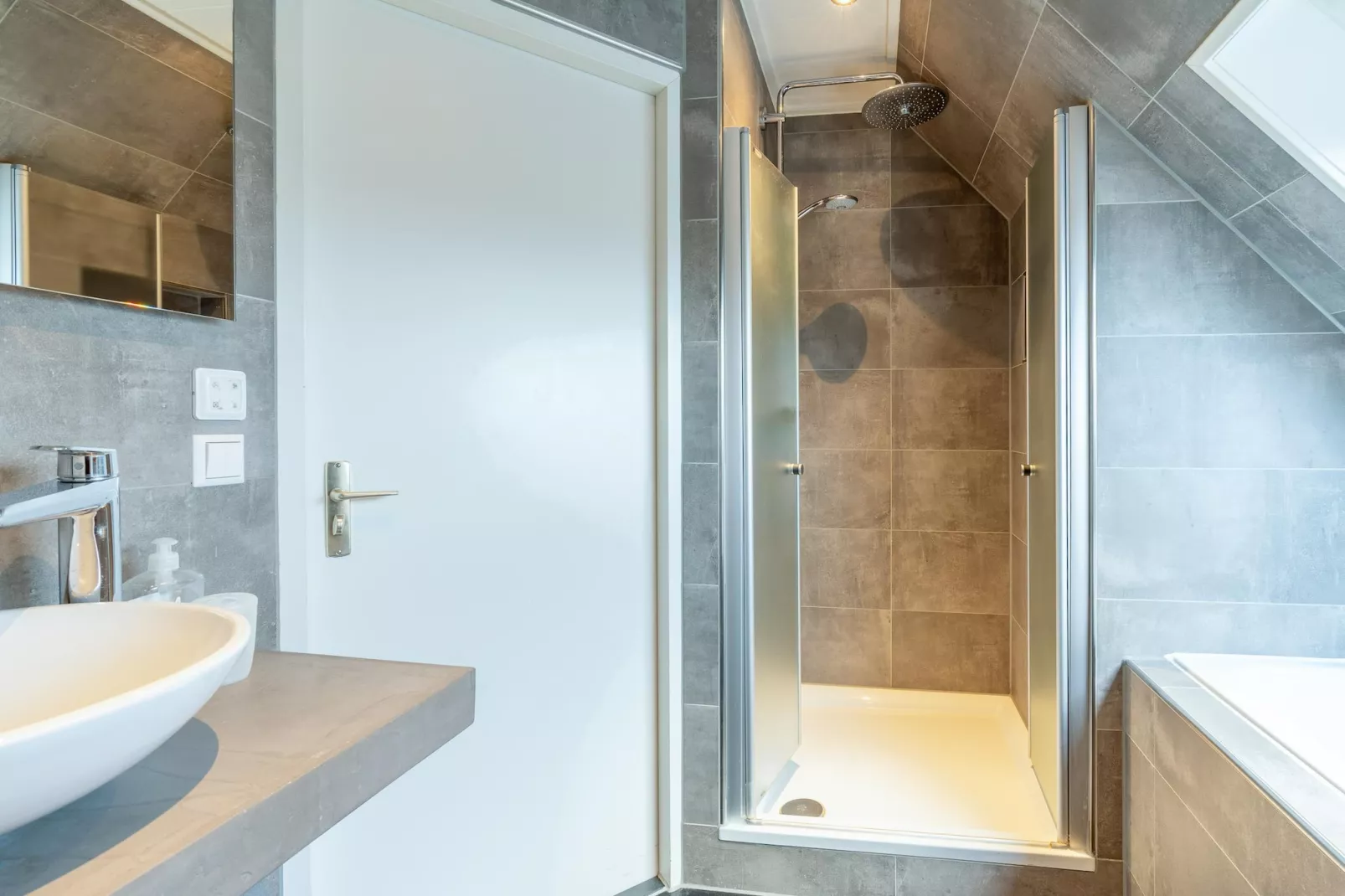 Kamperfoelie 93-Badkamer