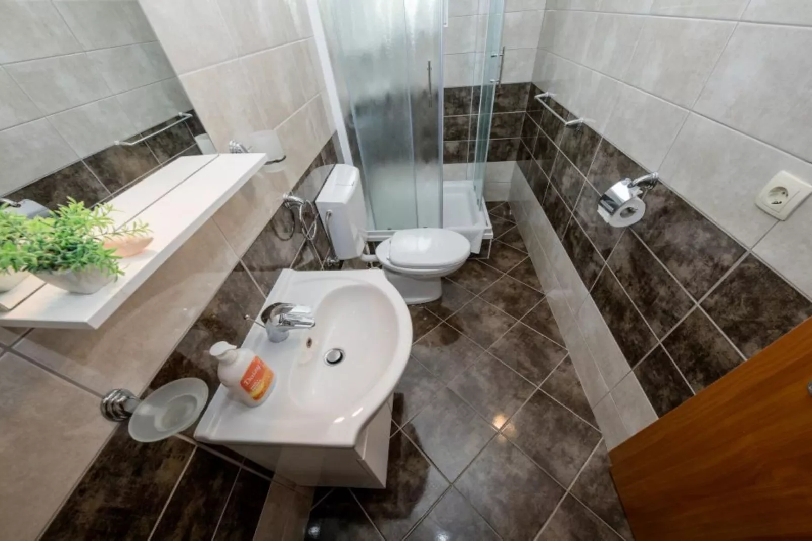 Three Bedroom Apartment with Terrace 2-Badkamer