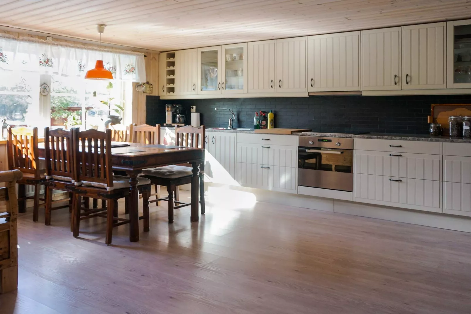 Charmant huisje aan het Sjunnaryd-meer-Binnen