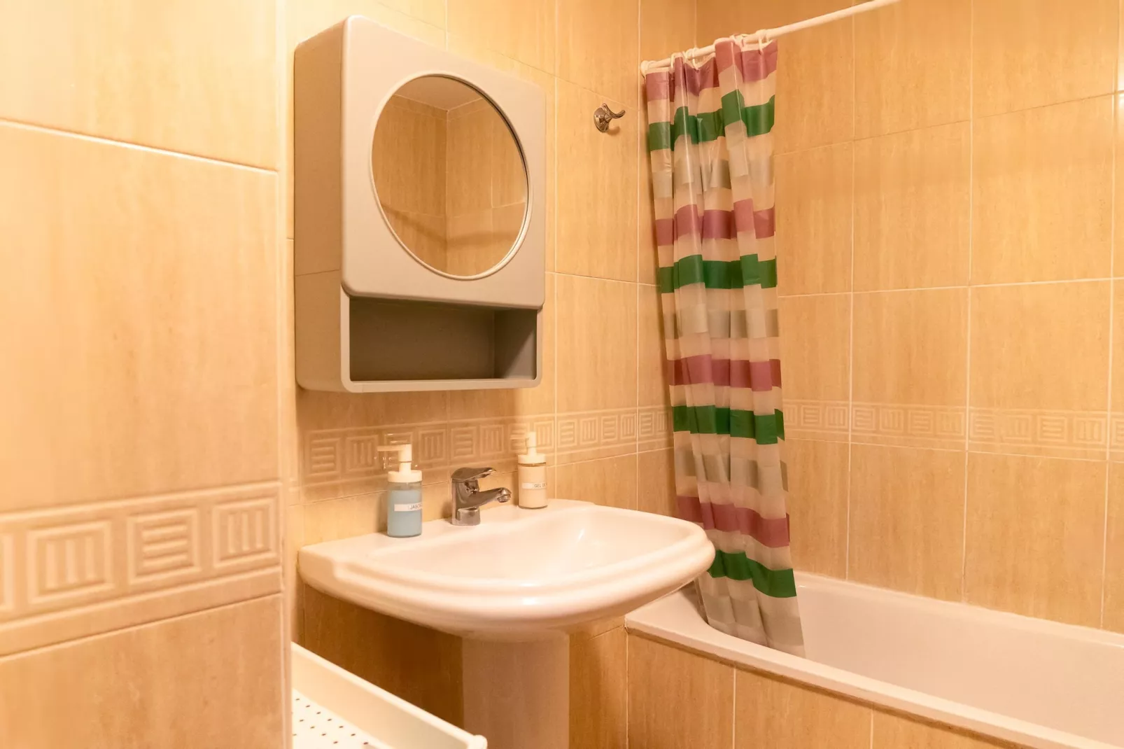 CT 386 AL - Faro's Roquetas Beach Apartment-Badkamer