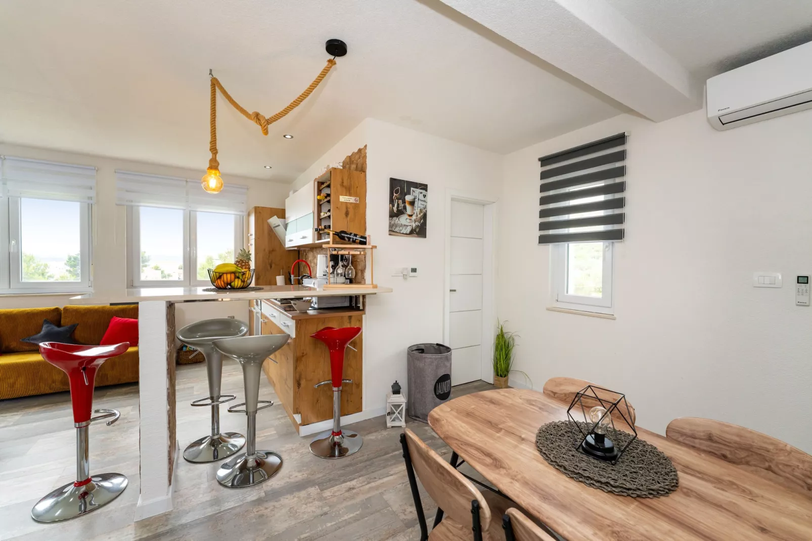 Sea view penthouse Nikita-Eetkamer