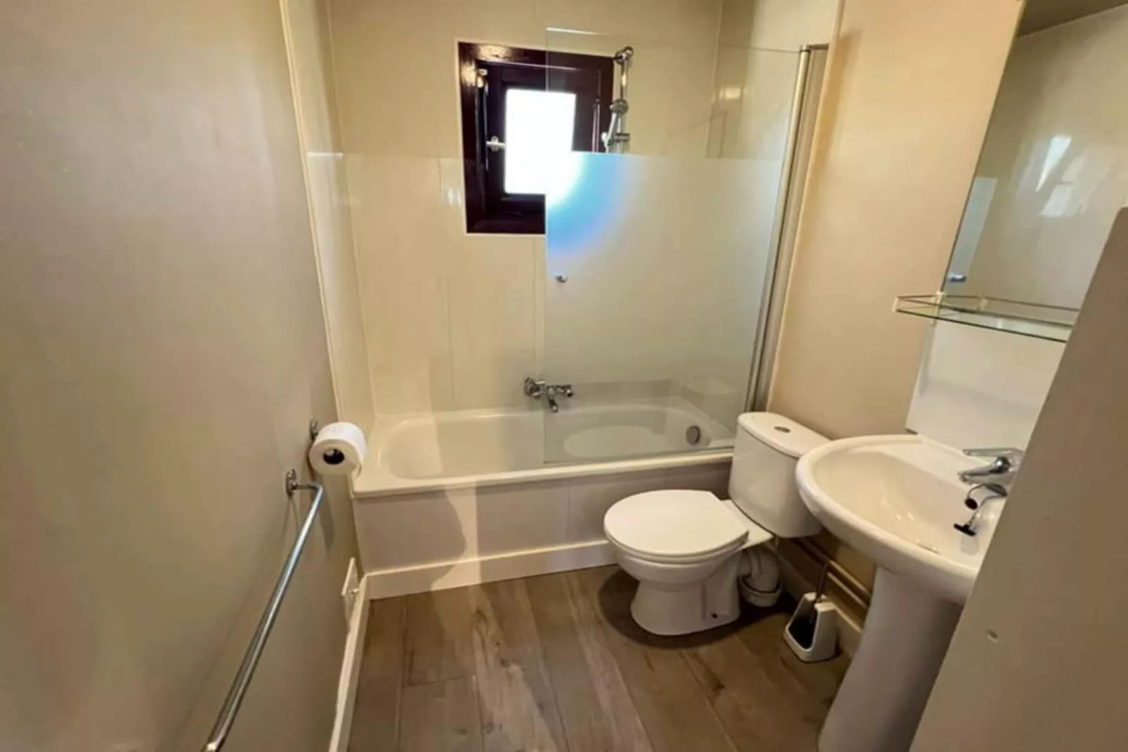 LIJSTERNEST-Badkamer