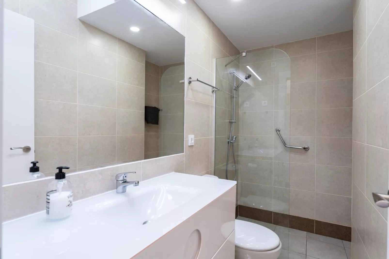 CT 399 - Faro's Beachfront Apartment in Calahonda-Badkamer