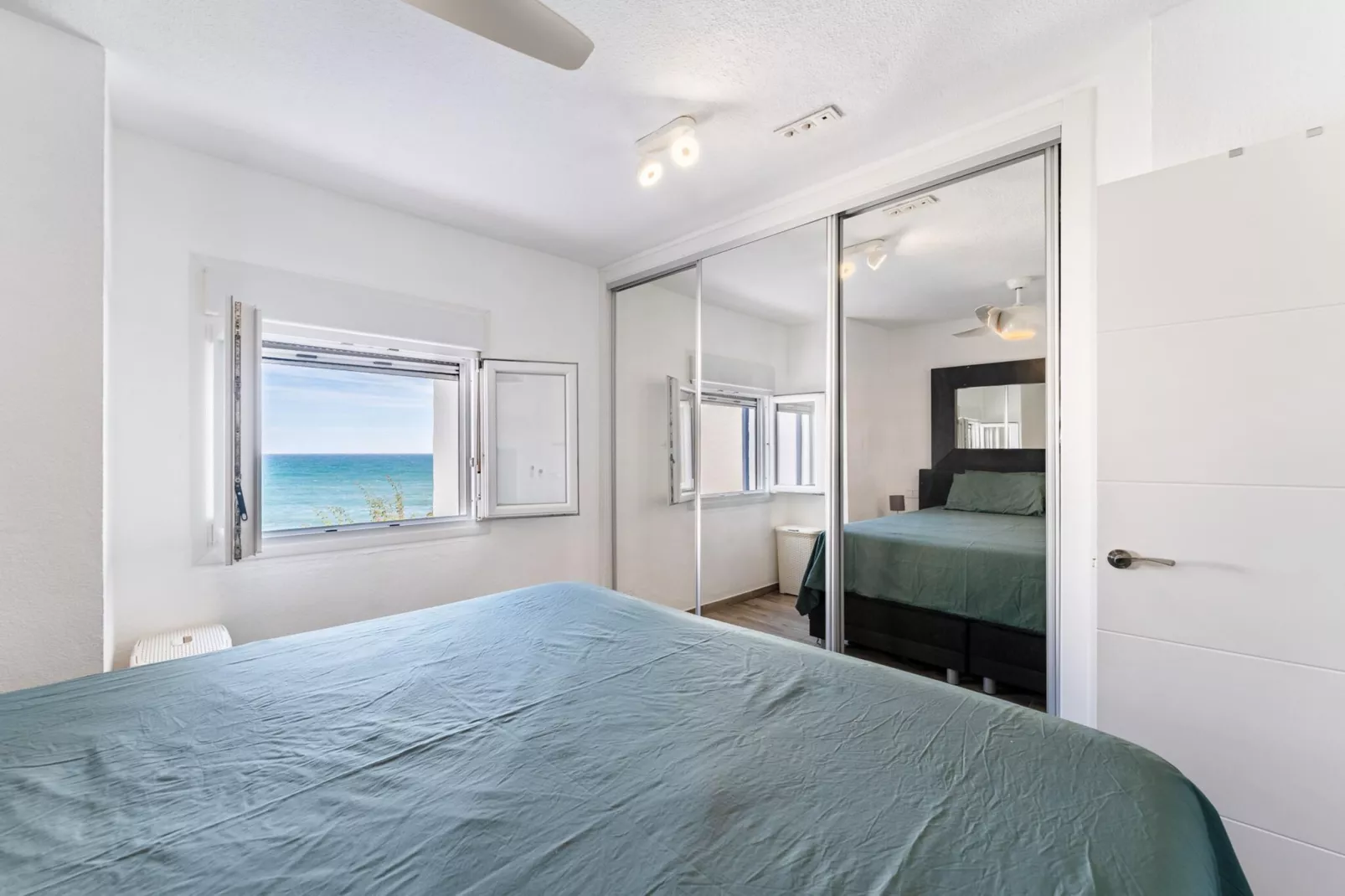 CT 400 - Faro's Beachfront House in Calahonda-Slaapkamer