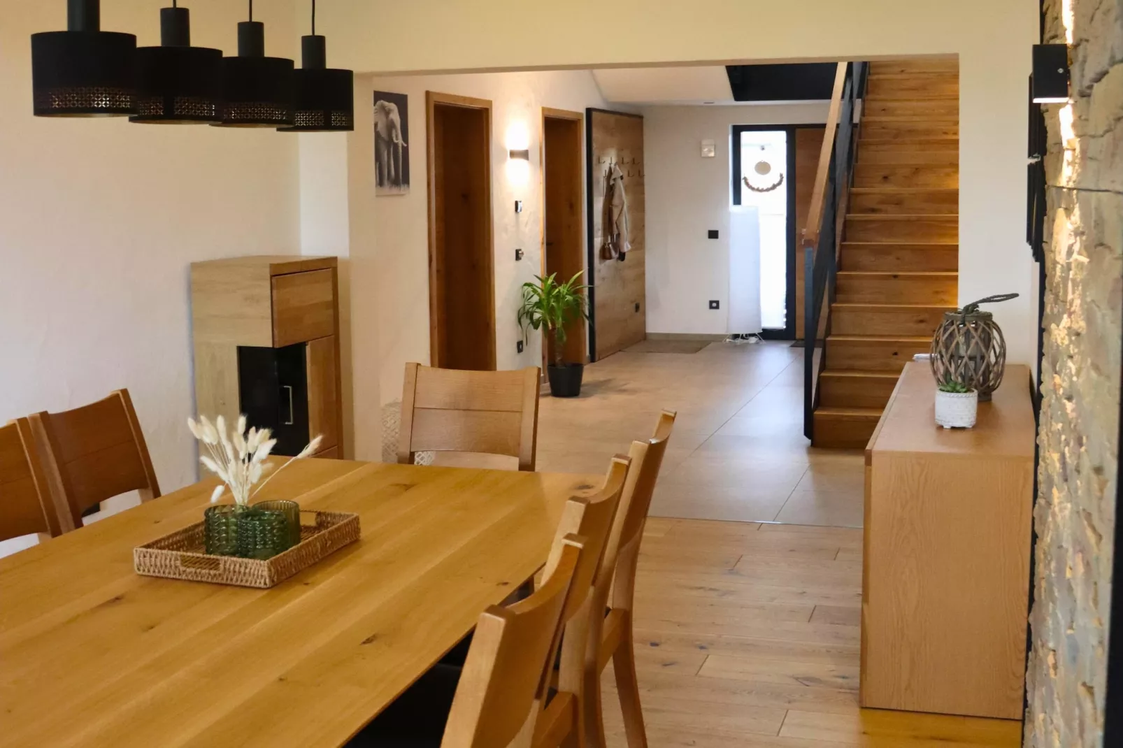 Eifel-Finca mit Whirlpool und Gartenlounge-Eetkamer